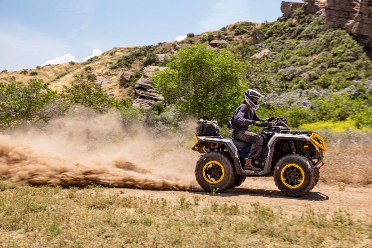 ORV ATV MY24 OUT MAX XT P 1000R HyperSilver NeoYellow Action DM1B0586 RGB